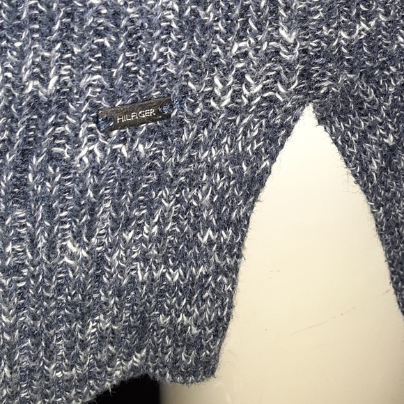 🔴Tommy Hilfiger  V neck sweater - Picture 2 of 3